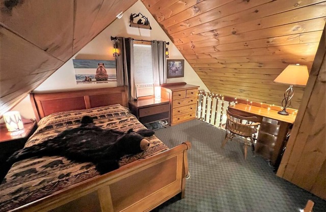 Rustic Retreat: 3 min walk to downtown Plymouth, gateway to the White Mountains