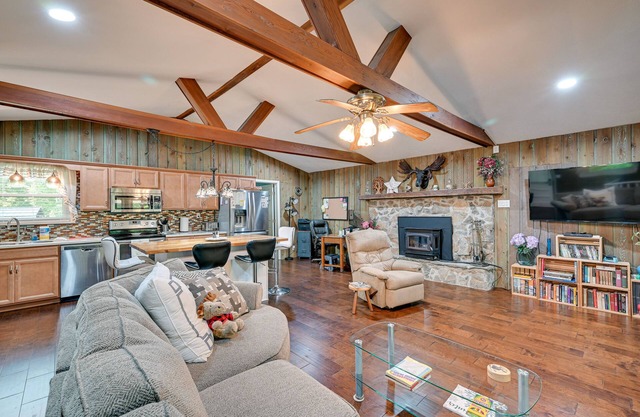Rustic Russell Springs Home Near Marina & Lake!