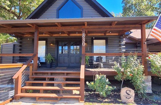 Rustic Valley/ TN River-Kentucky Lake Retreat. Main house and Cottage !