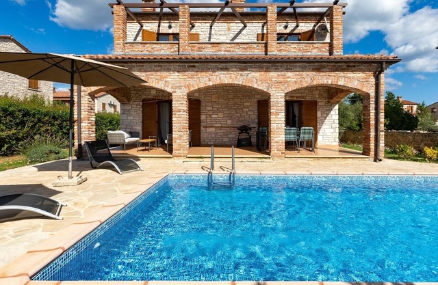 Rustic Villa Lara with pool