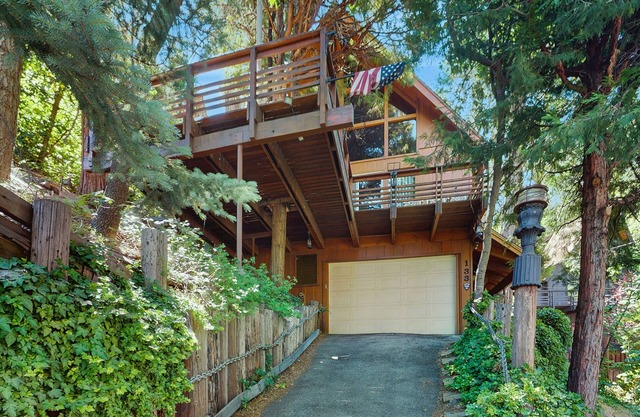 Rustic, wooded escape near the village w/ a lovely deck