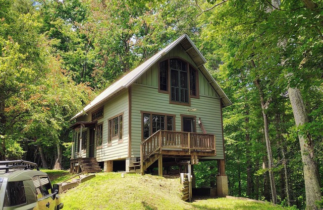Rustic yet stylish Loft Cabin w/hot tub & outdoor shower