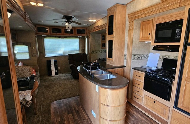 5th Wheel Camper with 4 slide outs
