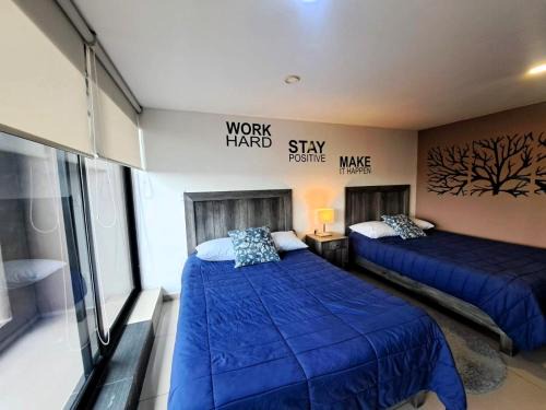 S08 DOBLE CAMA MATRIMONIAL Premium Suite Frente al TEC CEM con Cocineta WiFi Balcón Parking Terraza