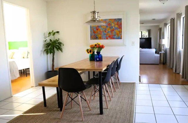 4BR/2BA Private Guest Apt W/ large outside space 6 miles to beach Culver City
