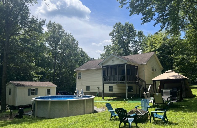 Salt Water Pool-7 Person Hot tub- Open Concept 4Bd-2ba Home-Game Rm & 2 Firepits
