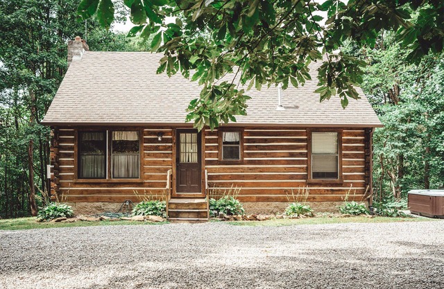 Sam's Creek Retreat w/ Hot Tub!