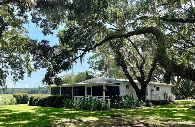 Sams Point Retreat-pet friendly, gorgeous water views!