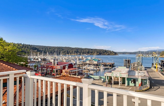 Fabulous 2 Bedroom Condo pasos del aterrizaje del transbordador en Friday Harbor
