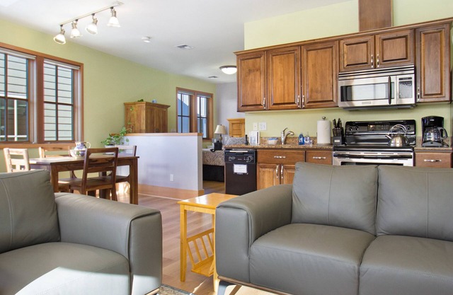 Condominio que admite mascotas en el centro de Friday Harbor! - (San Juan Suites -Valley Farm)