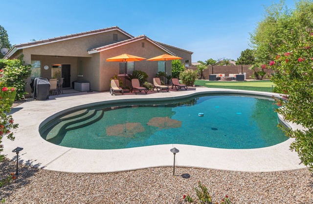 San Tan Valley Backyard Paradise con piscina climatizada, putting green, y fogatas