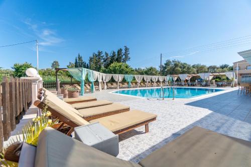 Sandy Beach Complex - Poolside Studios & Seaside Apartments