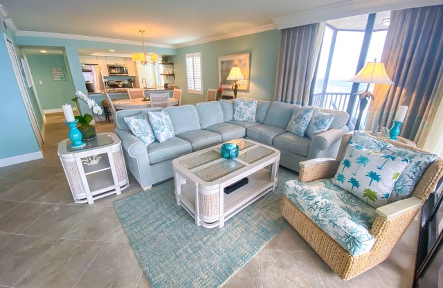 Vistas al agua, balcón privado alrededor del séptimo piso en Sanibel Harbour Resort