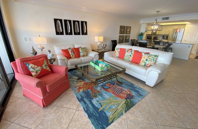 Vistas al agua con condominio de playa privada en Sanibel Harbour Resort