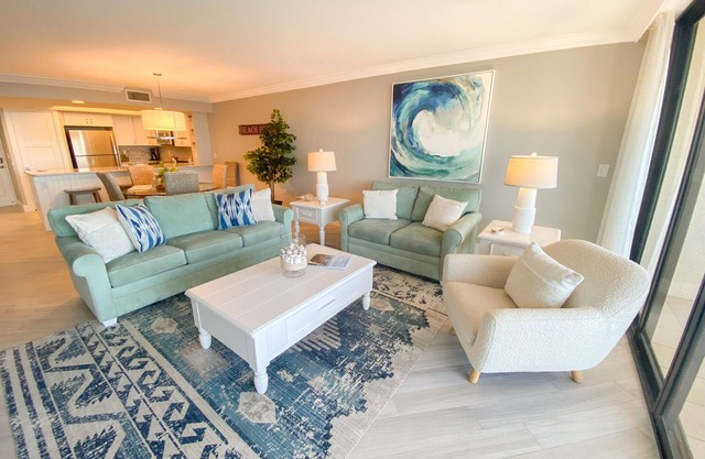 Sanibel Harbour Resort Bay View Tower 633: Seaside colors inspire this Beachfront Condo