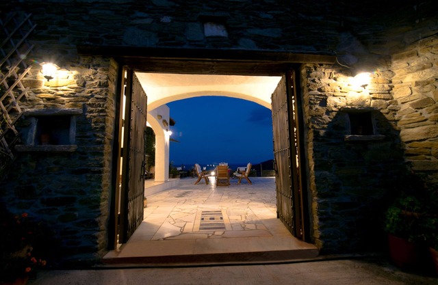 Castillo de la Villa de la Ciudadela Sarónica: una villa de ensueño en Salamina con piscina