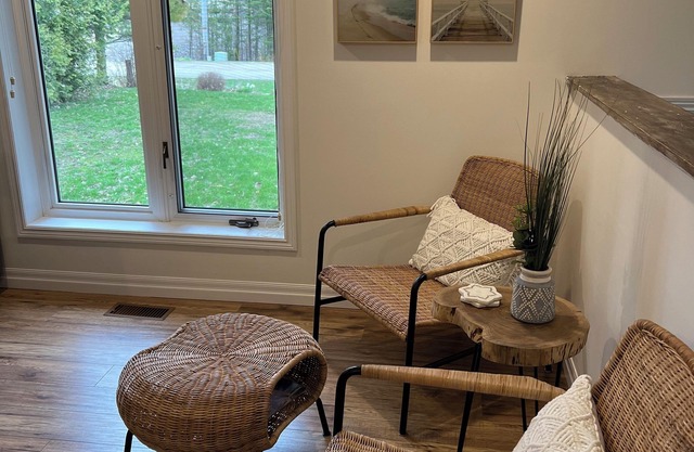 Sauble Beach renovated, large modern cottage + chefs kitchen. 5 mins to Main St