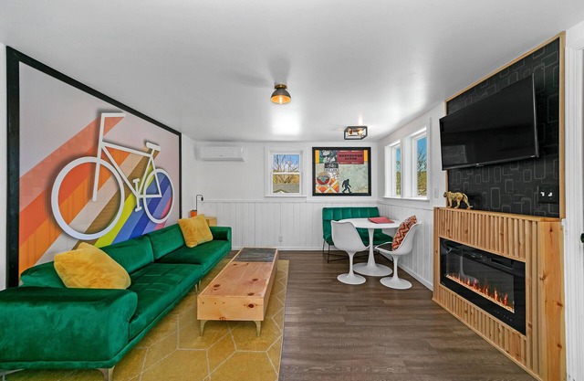 Sauna+Walk downtown + Close to National Forest + Brevard Music Center + king bed