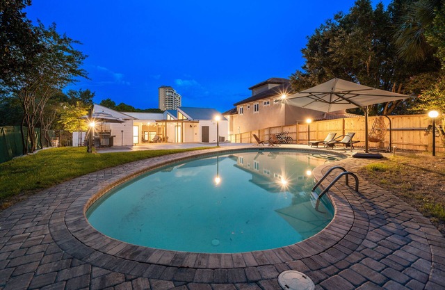 *ModernDesign*Pool*Bikes*BeachGear*FirePit*Dogs*