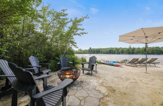 FRENTE AL LAGO Lago Naomi. 5 Star Gorgeous, techos altos, recientemente renovado.