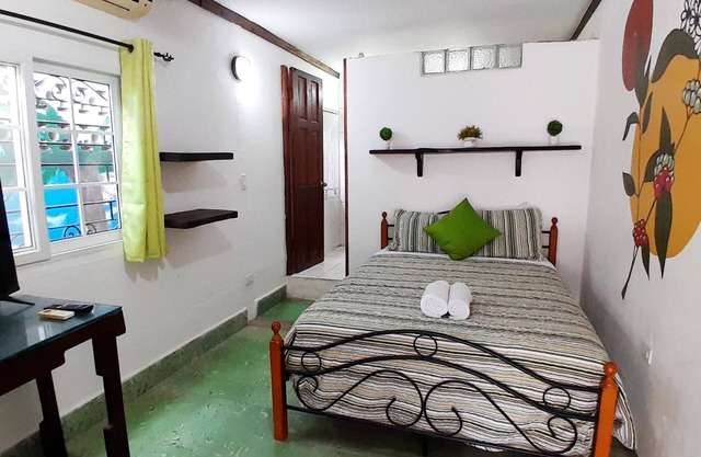 Acogedora habitación para 2 personas en San Carlos Beach Inn a 5min de la playa!