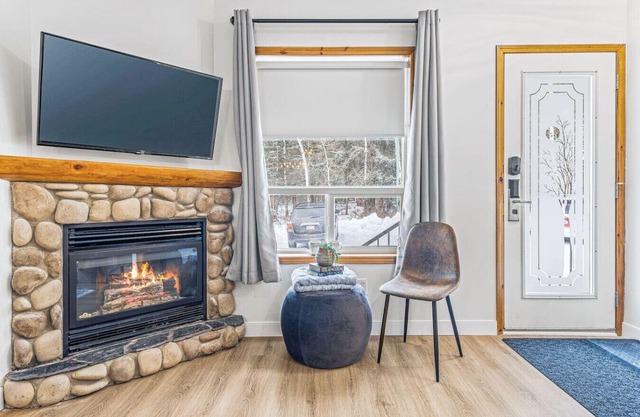 Scenic 2BR Haven w/ MTN Views + Near DT Banff!