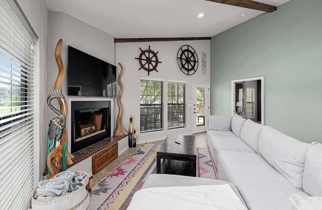 Lakefront | Fire pit | Outdoor kitchen