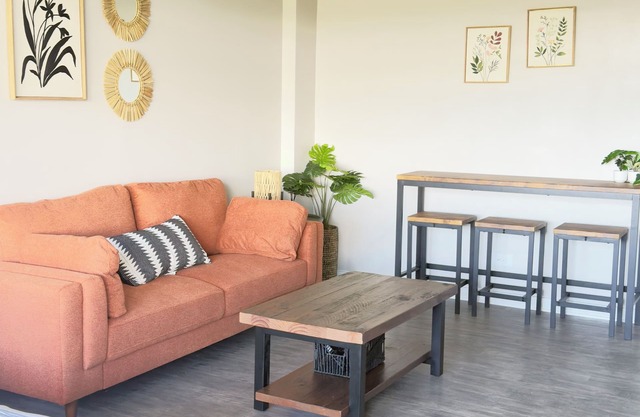 Scenic Serenity 1-bedroom apartment, gym, free parking, WiFi in charming Mobile