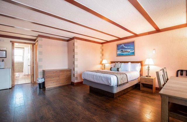 Sea Dreamer - 1 Bedroom Suite with 1 King and 1 Queen Bed at Wanderlust Inn, Pet Friendly