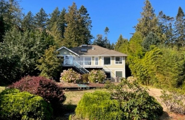 Sea to Sky Palace - Monthly rentals in off season, see description for details