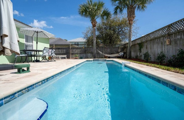 Sea Turtle Beach Cottage 2/2 with bikes and pool
