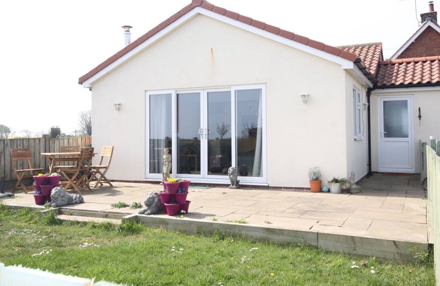 Bungalow con vistas al mar, amplio plan abierto y admite mascotas.