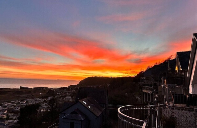 Sea Views, Hot tub, Balcony, 4 star Visit Wales