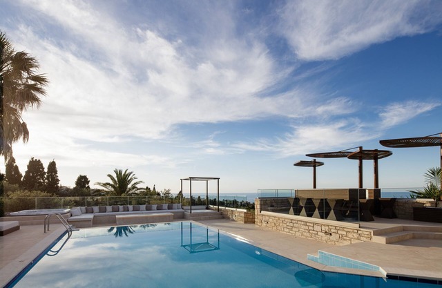 Al lado de la ciudad y la playa que ofrece vistas panorámicas al mar. Piscina interior y exterior!