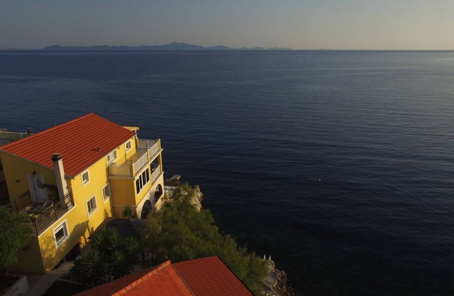 Apartamento frente al mar Kiara con un balcón envolvente y vista espectacular