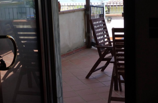 Apartamento junto al mar en la primera planta, con amplia terraza, en una casa renovada