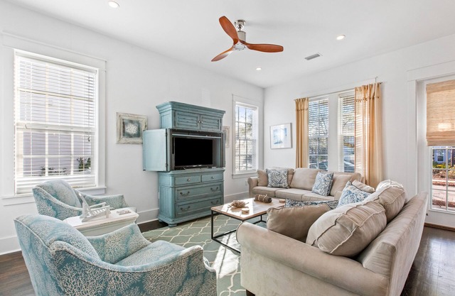 Bright home with pool access, W/D, & bicycles - near beach & dining