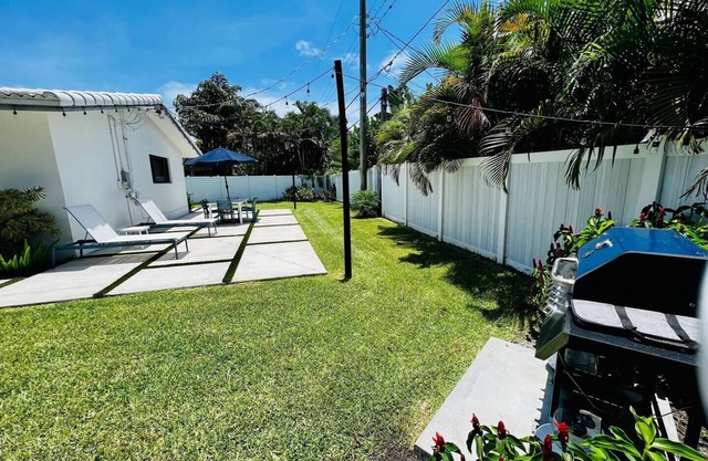 This house is a 2 bedroom(s), 2 bathrooms, located in Oakland Park, FL.
