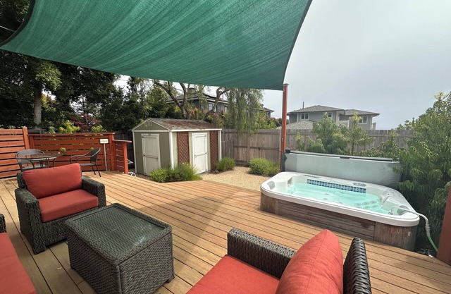 Seaside Escape in amazing SB with Hot Tub - Pet Friendly!