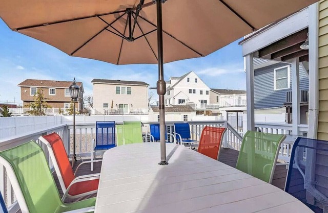 Seaside Getaway! 3 Blocks to Beach +Washer/Dryer
