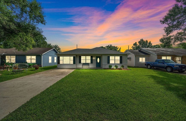 Getaway Near Sylvan Beach with Game room and work area Comcast wifi!