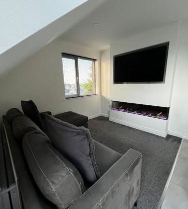 Seaside Serenity: Modern Flat