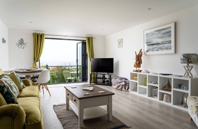 * Nueva propiedad * Apartamento de lujo y contemporáneo en primera línea con impresionantes vistas al mar