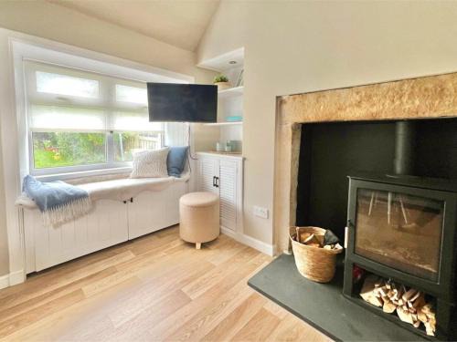 Seatown Cottage - Stone's throw from beach