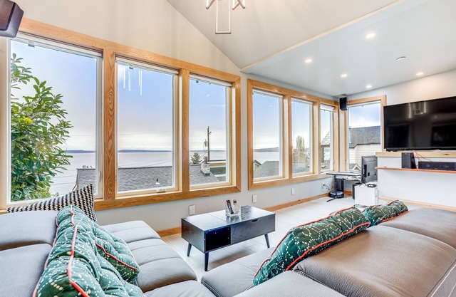 Seattle Sanctuary w/ Sweeping Views, Walk to Beach