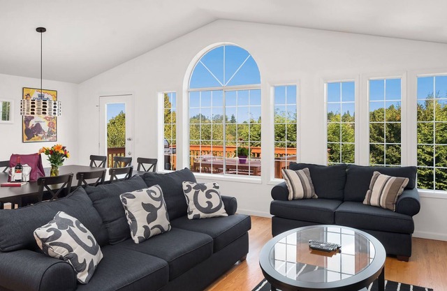 Seattle Vacation Home: The Big Top - Moderno 5 dormitorios, sala de juegos, capacidad para 20