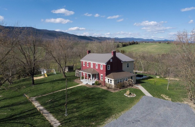 Secluded~Dogs OK~Game Room~HotTub~Views~Outdoor Play