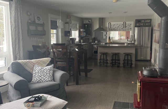 Secluded and Cozy all Season Lakefront Cottage (No Pets)