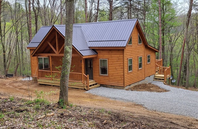 Secluded, beautiful cabin with hot tub and fire pit in heart of Hocking Valley!