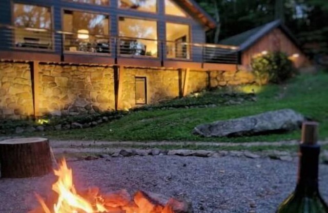Secluded Cabin; Mountain Chalet w/ Hot Tub on 5 acre lot